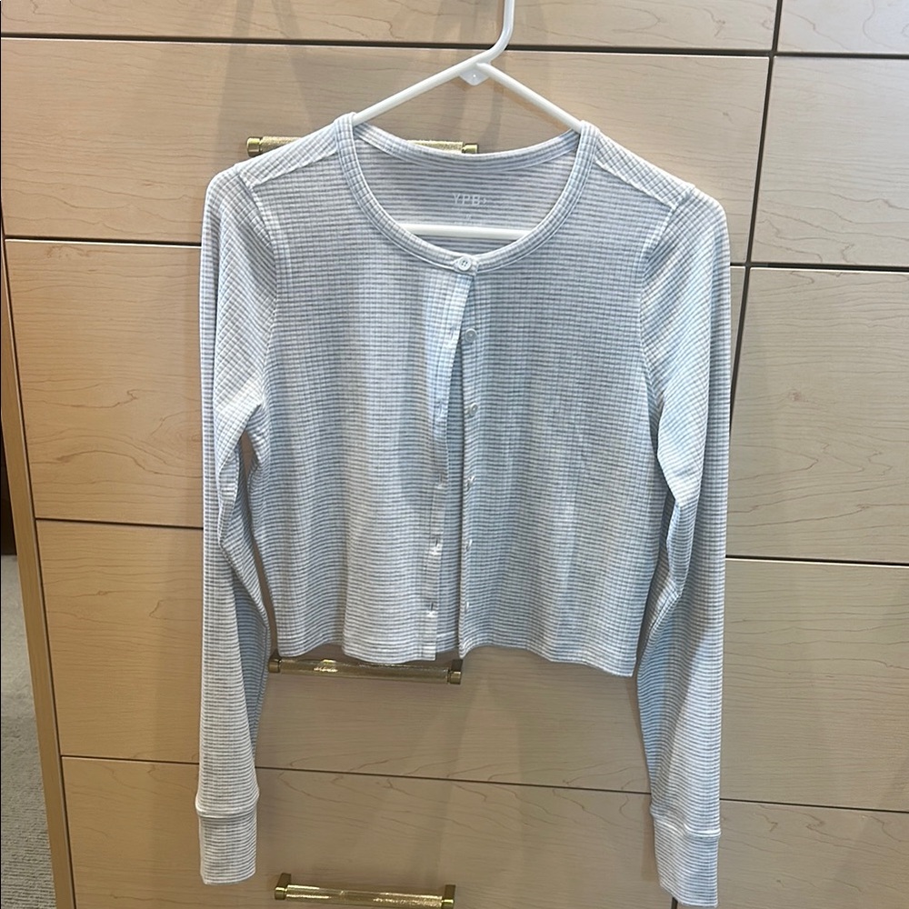 Abercrombie & Fitch Gray Cropped Long Sleeve Button Down